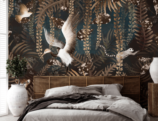 Dinding kamar dengan wallpaper motif flora dan fauna eksotis